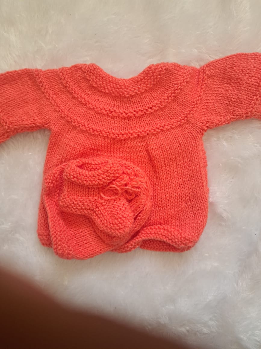 Newborn Set with Cap and Boots – Classic Self Design